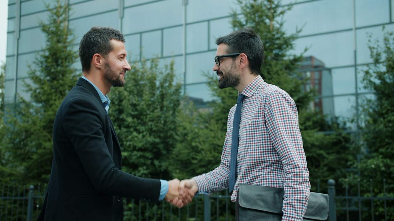 Persone al lavoro in ufficio